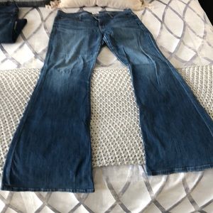 Hudson flare leg. Medium wash. Size 31